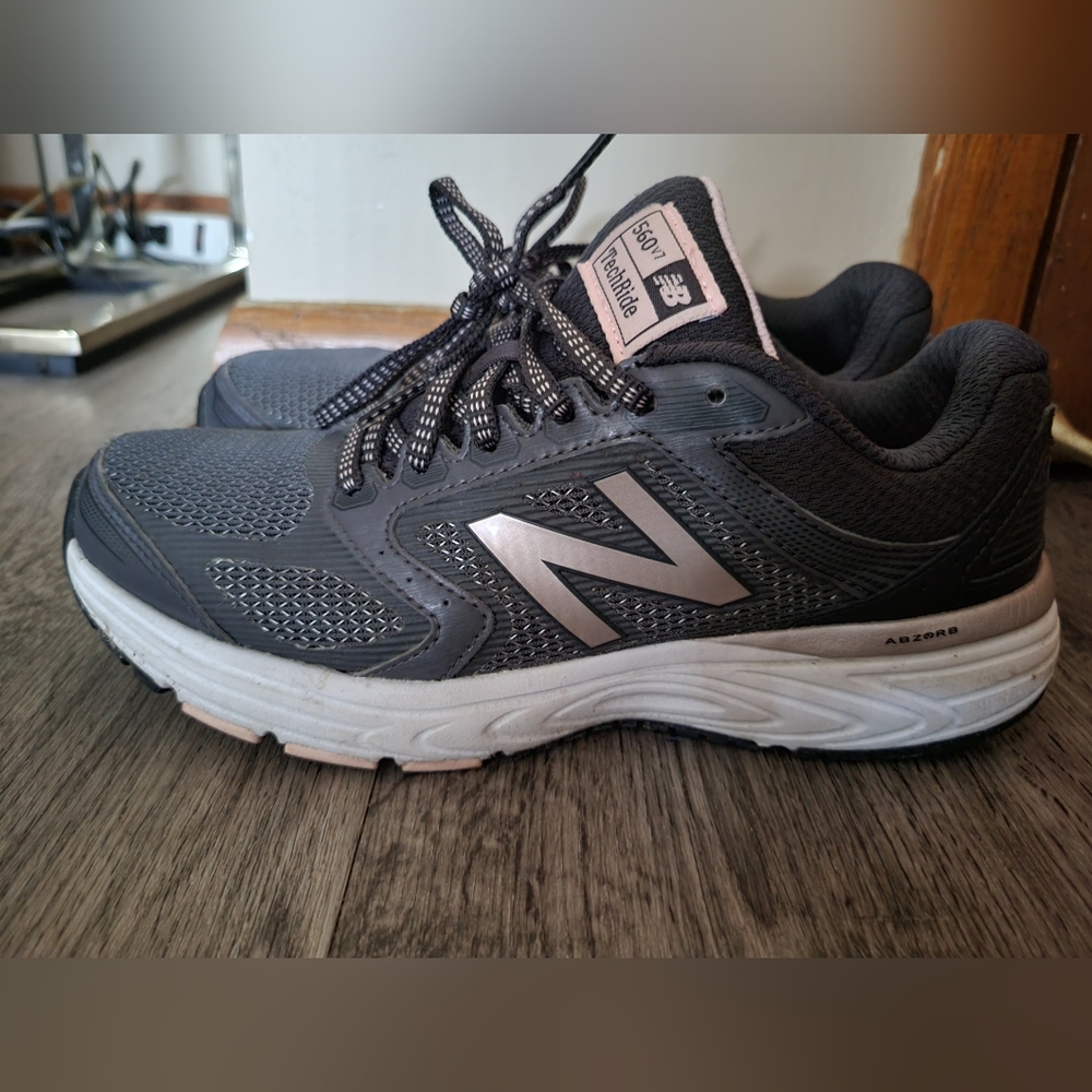 560 New Balance sneaker